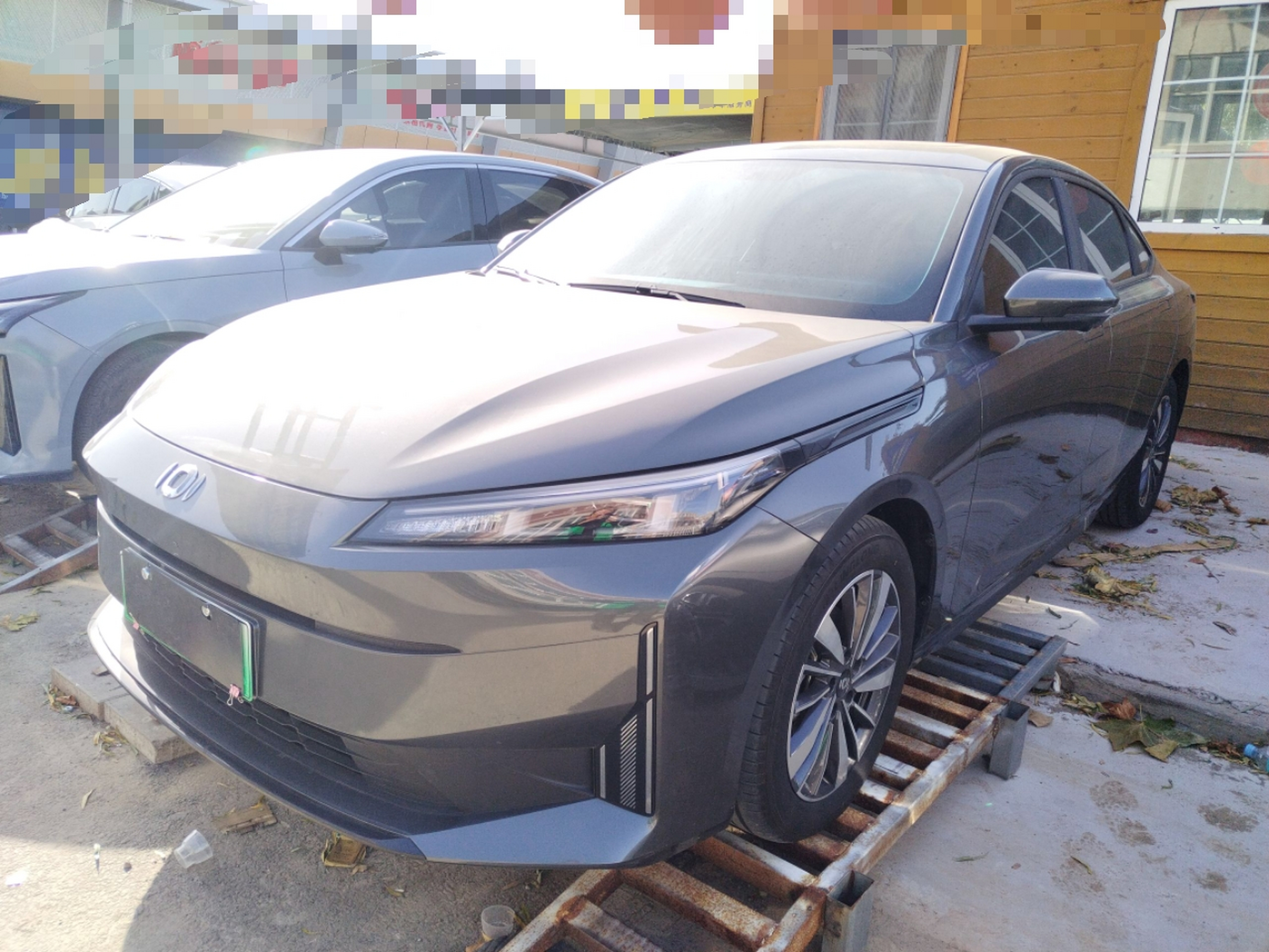 Под передней частью автомобиля