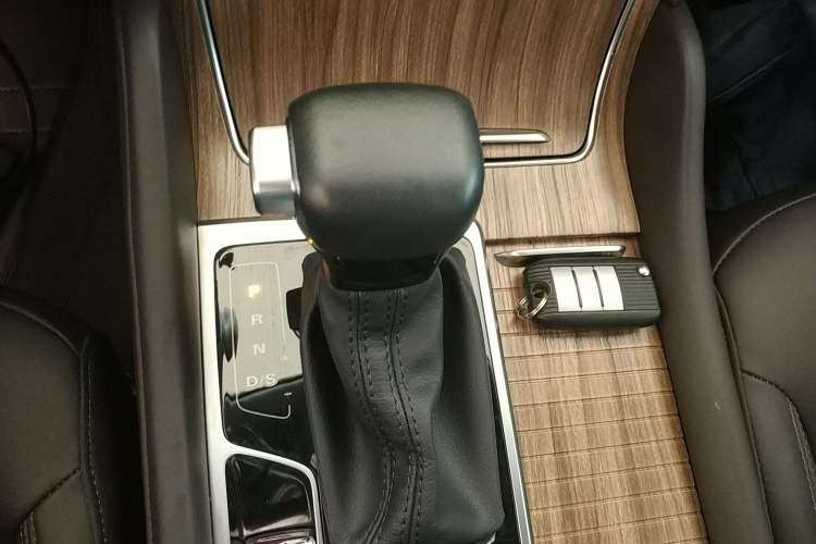 Used Roewe RX8 2018 30T Smart Connectivity Two-Wheel Drive Supreme Edition
