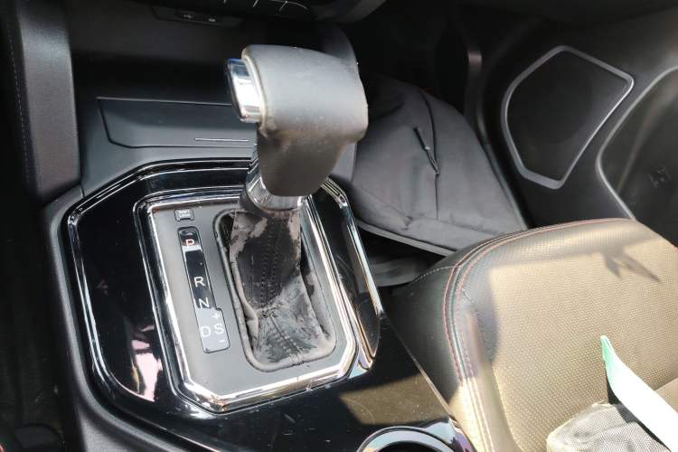 Used Geely Auto GX7 2015 Sports Edition 2.0L Automatic Luxury Upgrade Version China V Standard