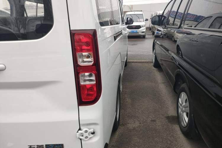 Used Wuling Yangguang 2024 300KM Comfort Version Passenger Van 75kW
