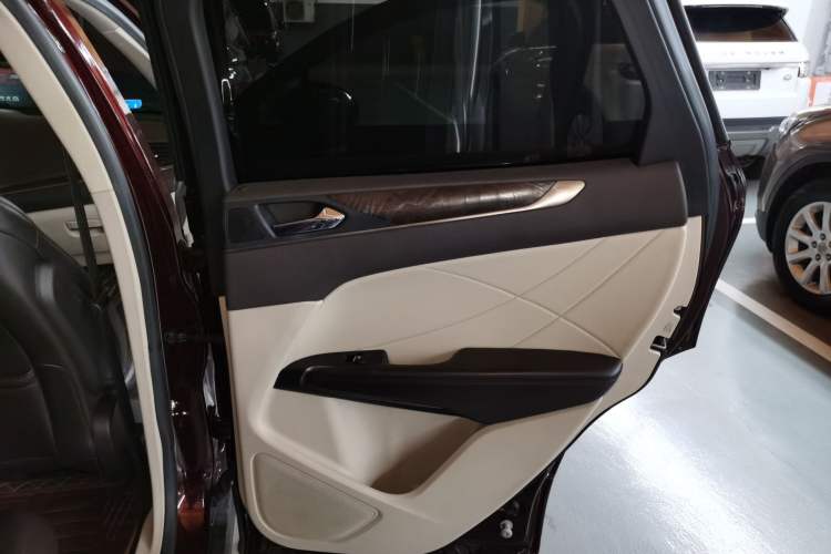 Used Lincoln MKC 2017 2.0T Two-Wheel-Drive Luxury Edition
