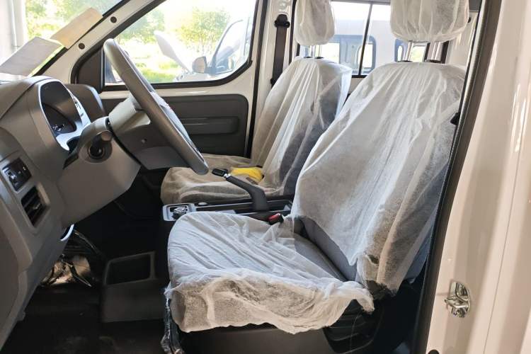 Used Wuling Yangguang 2024 300KM Comfort Version Passenger Van 75kW
