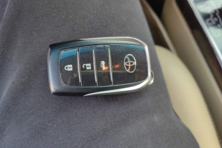 Used Toyota Camry 2016 2.5G 10th Anniversary Deluxe Navigation Edition
