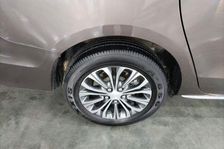 Used Buick GL8 2023 Facelifted Land Cruiser Executive Luxury Version
