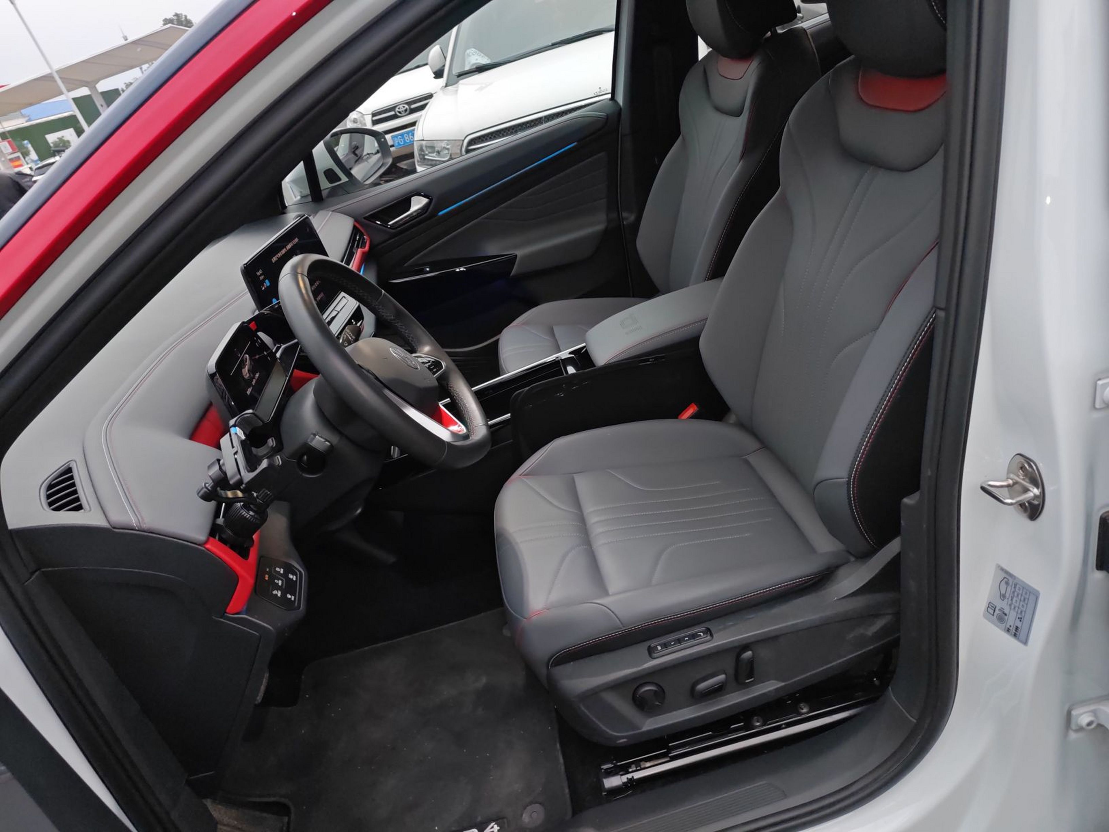 المقاعد الأمامية داخل السيارة