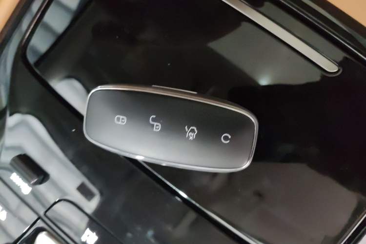 Used Denza D9 2024 DM-i 980 Four-Wheel Drive Prestige Model
