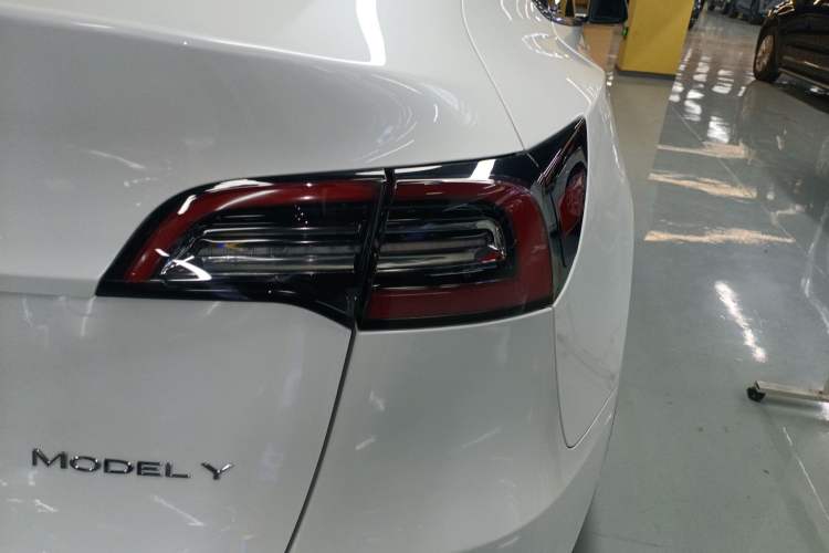 Used Tesla Model Y 2021 Long-Range All-Wheel-Drive Version
