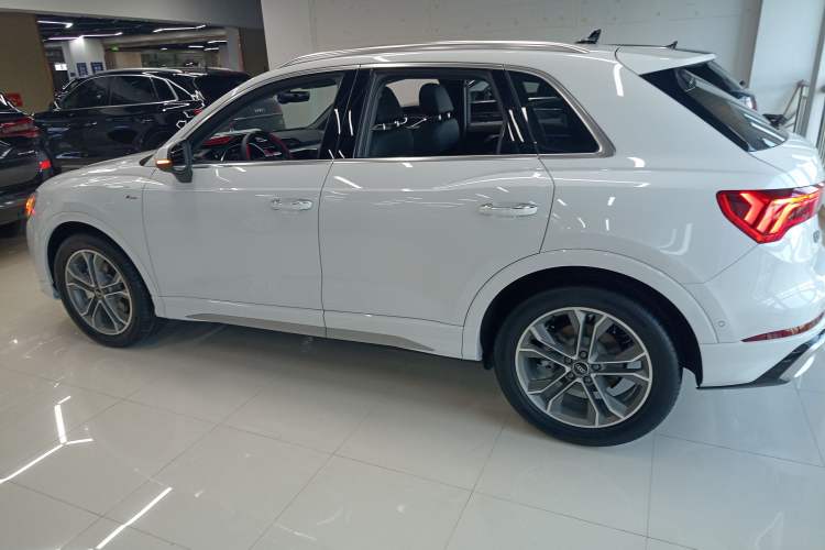 Used Audi Q3 2024 40 TFSI Fashion Dynamic Model
