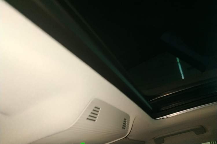 Used Volkswagen Magotan 2024 300TSI DSG Prestige Edition—A Real Eye-Catcher