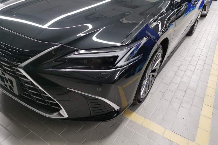 Used Lexus ES 2025 300h Deluxe Edition
