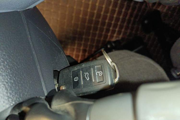 Used SAIC MAXUS Xintu V80 2021 2.0T Manual Classic Aoyuntong Short Wheelbase Mid-Roof 5/6-Seater
