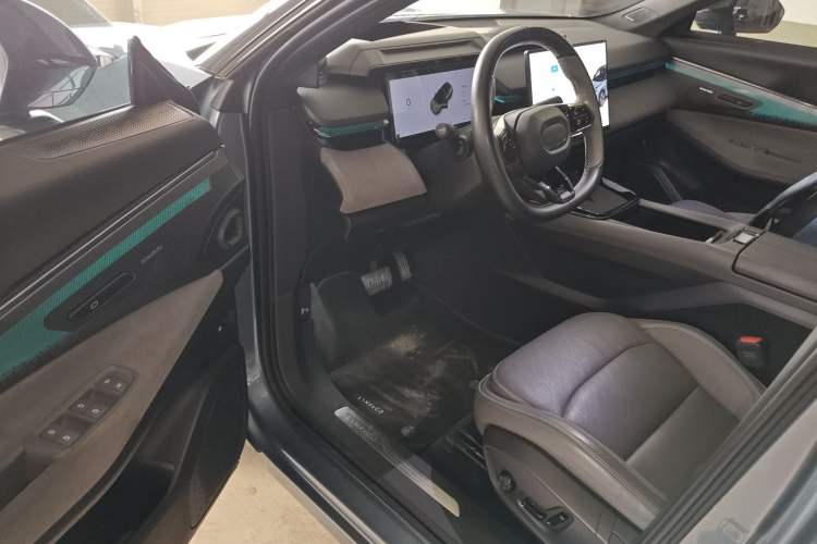 Used Lynk & Co 08 EM-P 2025 220 km All-Wheel-Drive Performance Halo
