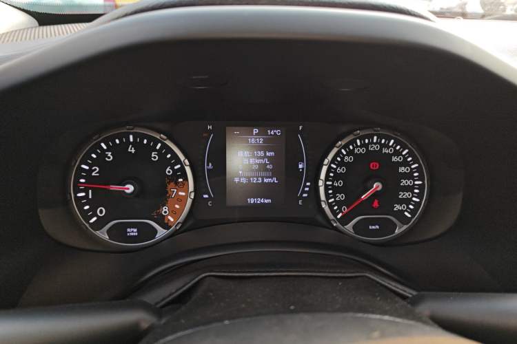 Used  Renegade 2019 220T Automatic Leading Edition
