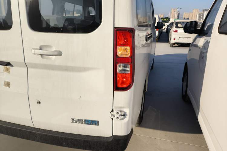 Used Wuling Yangguang 2024 300KM Comfort Version Passenger Van 75kW
