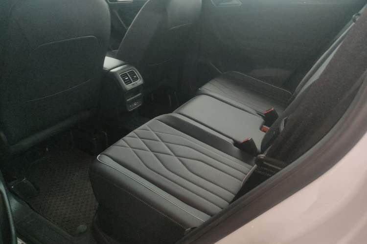 Used Volkswagen Tiguan L 2024 Outstanding Model 330TSI Automatic Two-Wheel Drive R-Line Dragon Glory Edition
