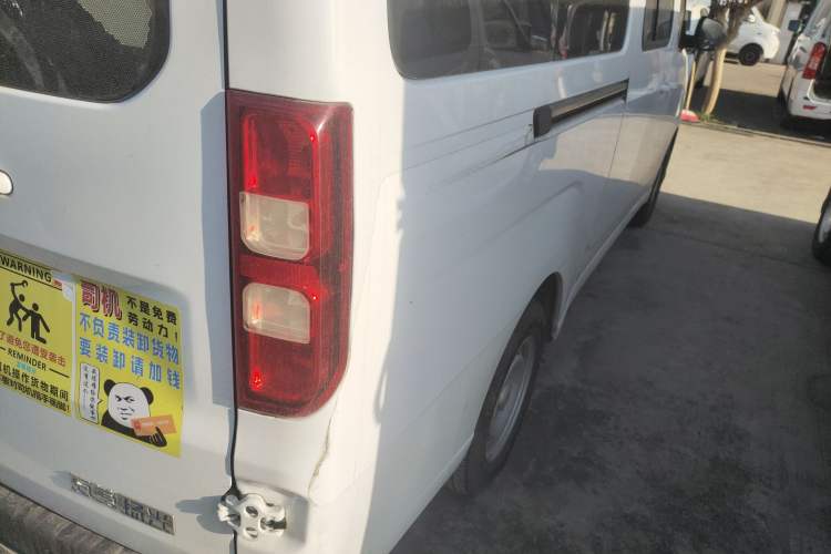 Used Wuling Yangguang 2024 300km Comfort-Grade Passenger Van 60kW
