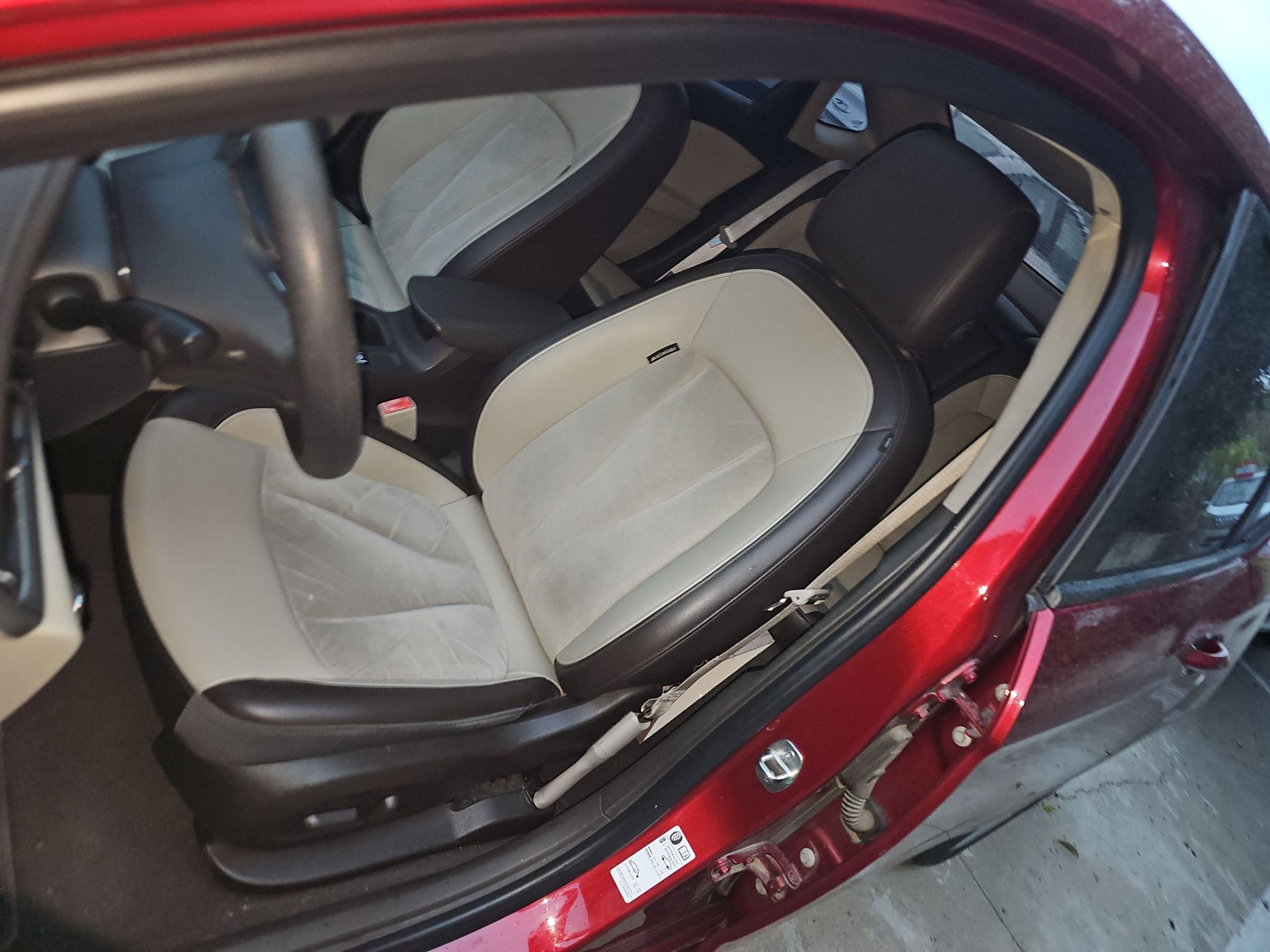 المقاعد الأمامية داخل السيارة