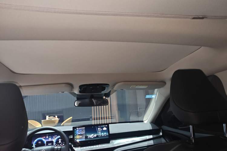 Used Toyota Camry 2024 Dual-Motor 2.0 HGVP Luxury Edition
