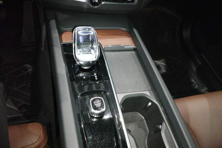 Used Volvo XC60 New Energy 2025 Plug-in Hybrid Long-Range All-Wheel Drive Smart Luxury Edition
