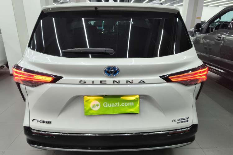 Used Toyota Sienna 2023 2.5L Hybrid Platinum Edition
