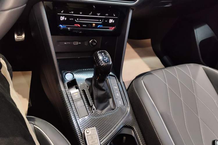 Used Volkswagen Tiguan L 2024 Outstanding Model 330TSI Automatic Two-Wheel Drive R-Line Dragon Glory Edition
