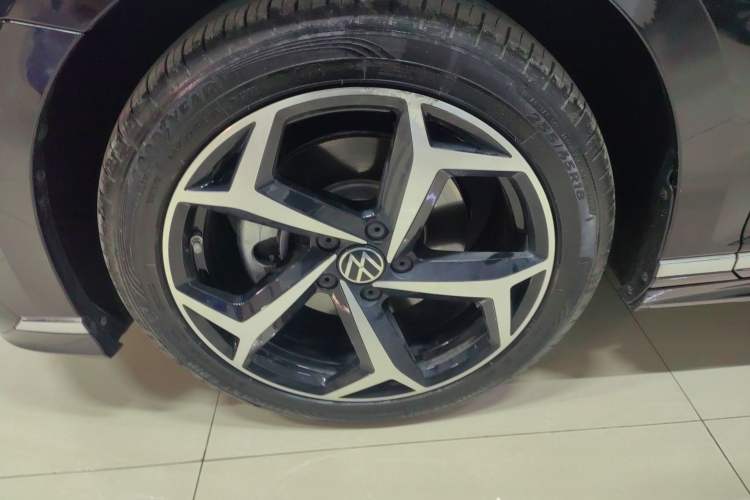 Used Volkswagen Magotan 2025 Zhongxiang Version 330TSI DSG Luxury Edition
