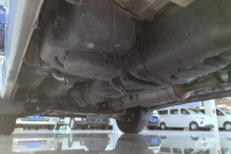 Used JMC Fushun 2023 2.0T Manual Short-Wheelbase Low-Roof Commercial Multi-Purpose Passenger Vehicle 6 Seats with Dual-Opening Tailgate
