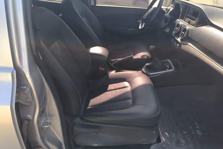 Used Dongfeng Ruichi 2021 2.4T Diesel Two-Wheel Drive Business Edition Long Cargo Bed YCY24165-61
