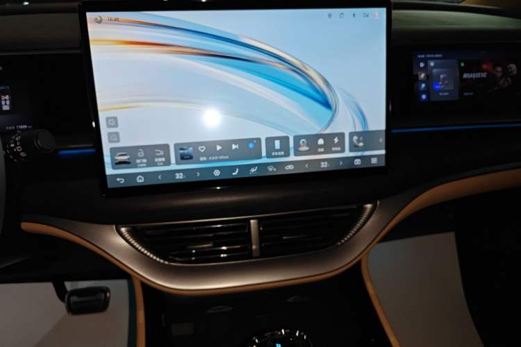 Used Denza D9 2025 DM-i Intelligent Drive 1020 Four-Wheel Drive Flagship Model