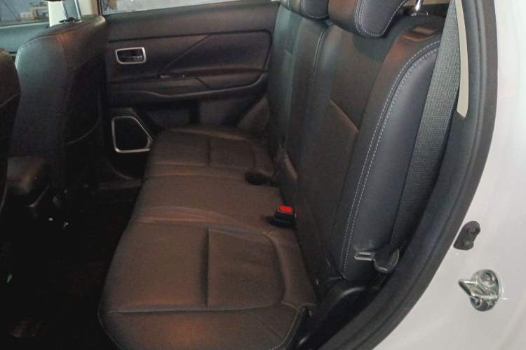 Used Mitsubishi Outlander 2018 2.0L Two-Wheel-Drive Jiale Edition 7-Seater
