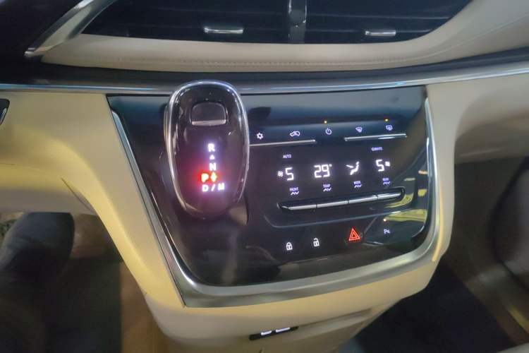 Used Buick GL8 2023 Facelifted Land Cruiser Executive Luxury Version
