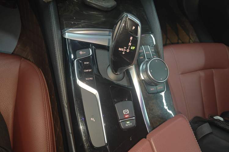 Used BMW 5 Series 2019 Facelifted 530Li Leading Edition M Sport Package
