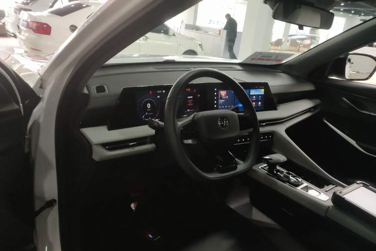 Used Changan CS75 PLUS 2024 3rd Generation Champion Edition 1.5T Intelligent Drive Dynamic Model