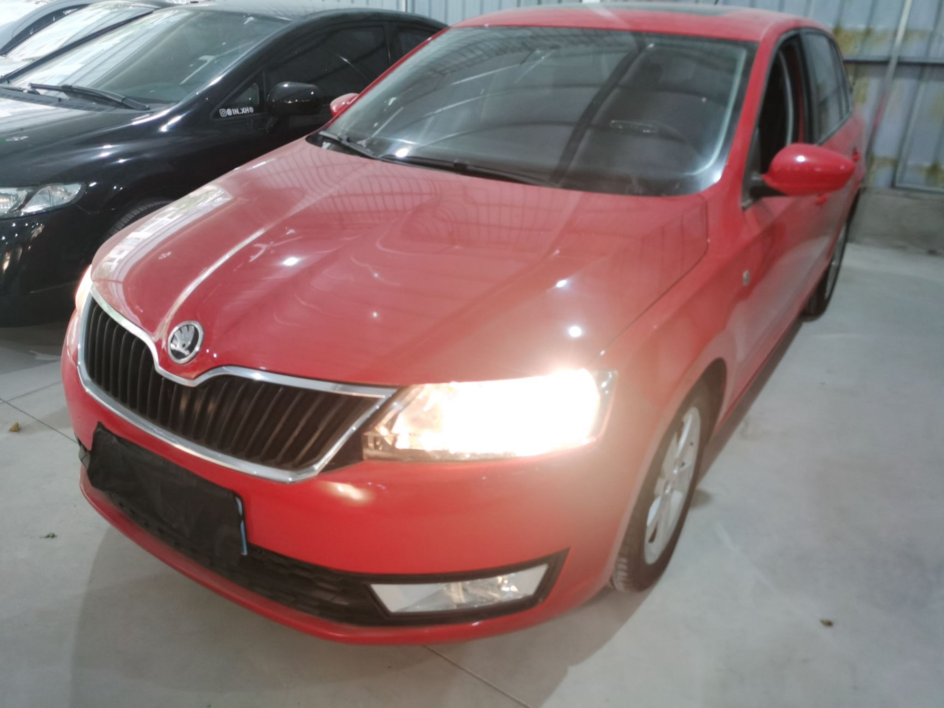 تحت مقدمة السيارة