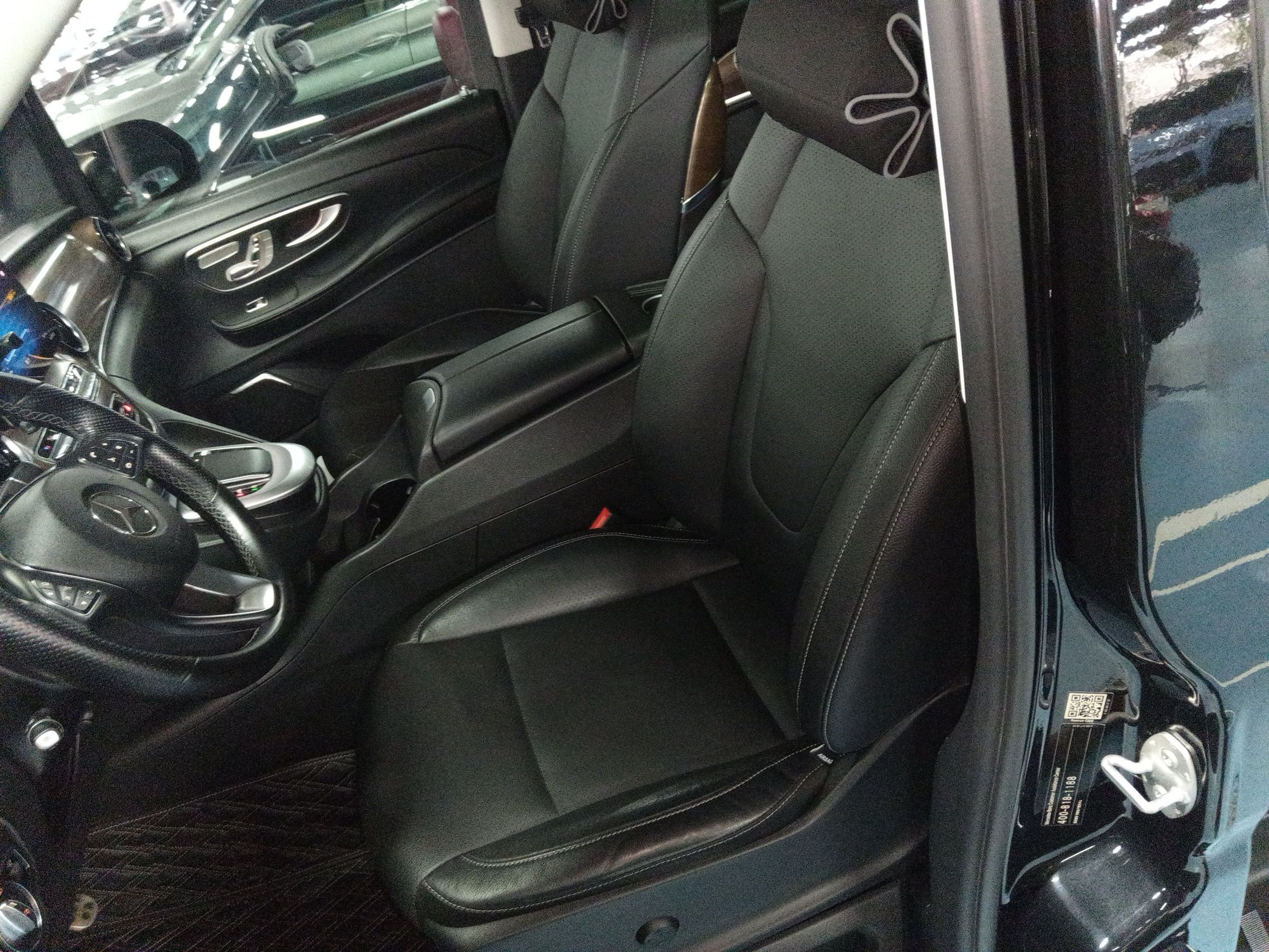 المقاعد الأمامية داخل السيارة