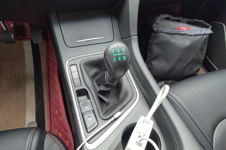 Used Baojun 560 2017 1.5T Manual Comfort Version 7 Seats
