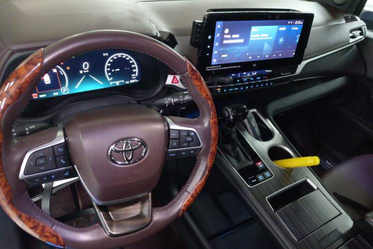 Used Toyota Sienna 2021 2.5L Hybrid Platinum Edition
