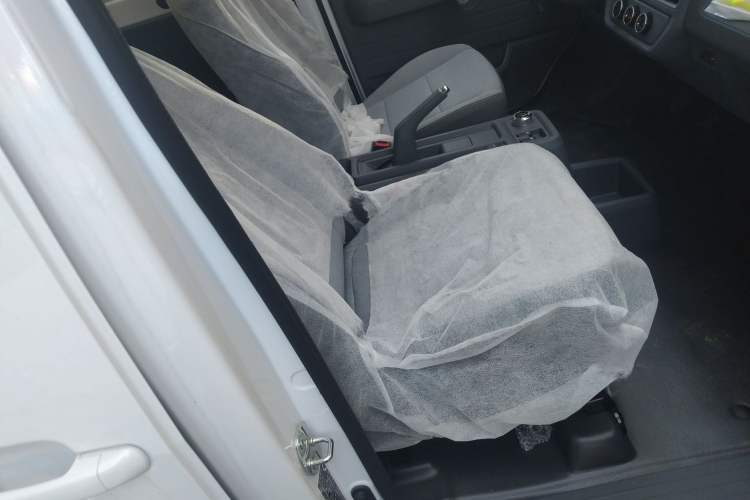 Used Wuling Yangguang 2024 300km Comfort-Grade Passenger Van 60kW