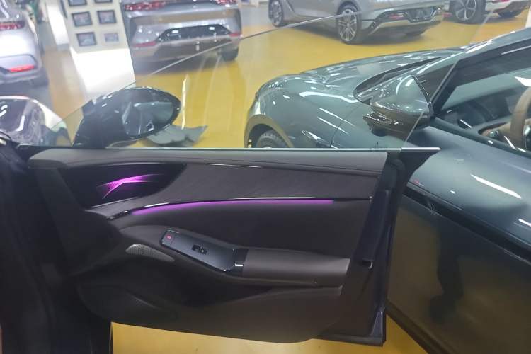 Used Denza Z9 2024 630 km All-Wheel Drive Max Version
