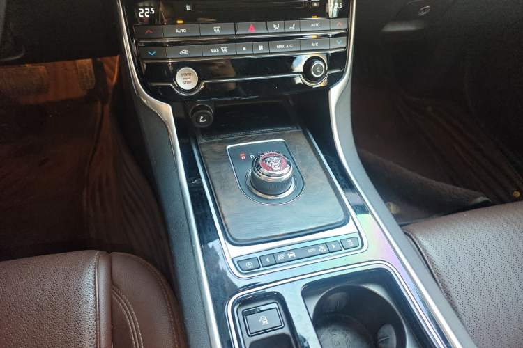 Used Jaguar XFL 2018 XFL 2.0T 250 PS Premium Edition
