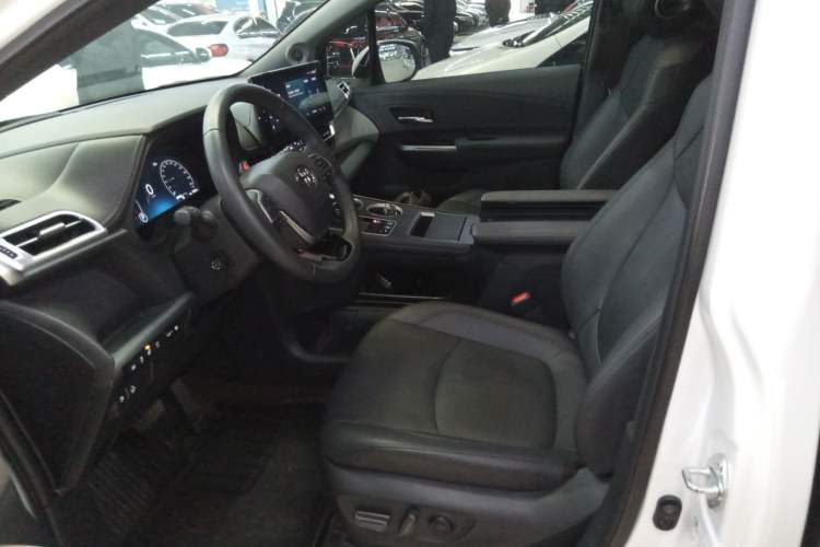 Used Toyota Granvia 2023 2.5L Hybrid Flagship VIP Edition