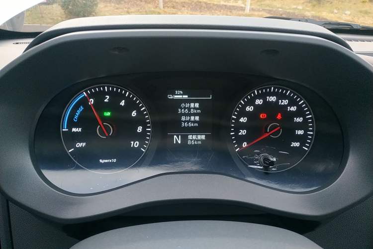 Used Wuling Yangguang 2024 300KM Comfort Version Passenger Van 75kW
