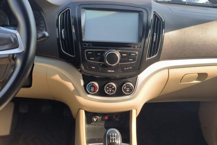 Used Baojun 730 2014 1.5L Manual Standard Version 8 Seats
