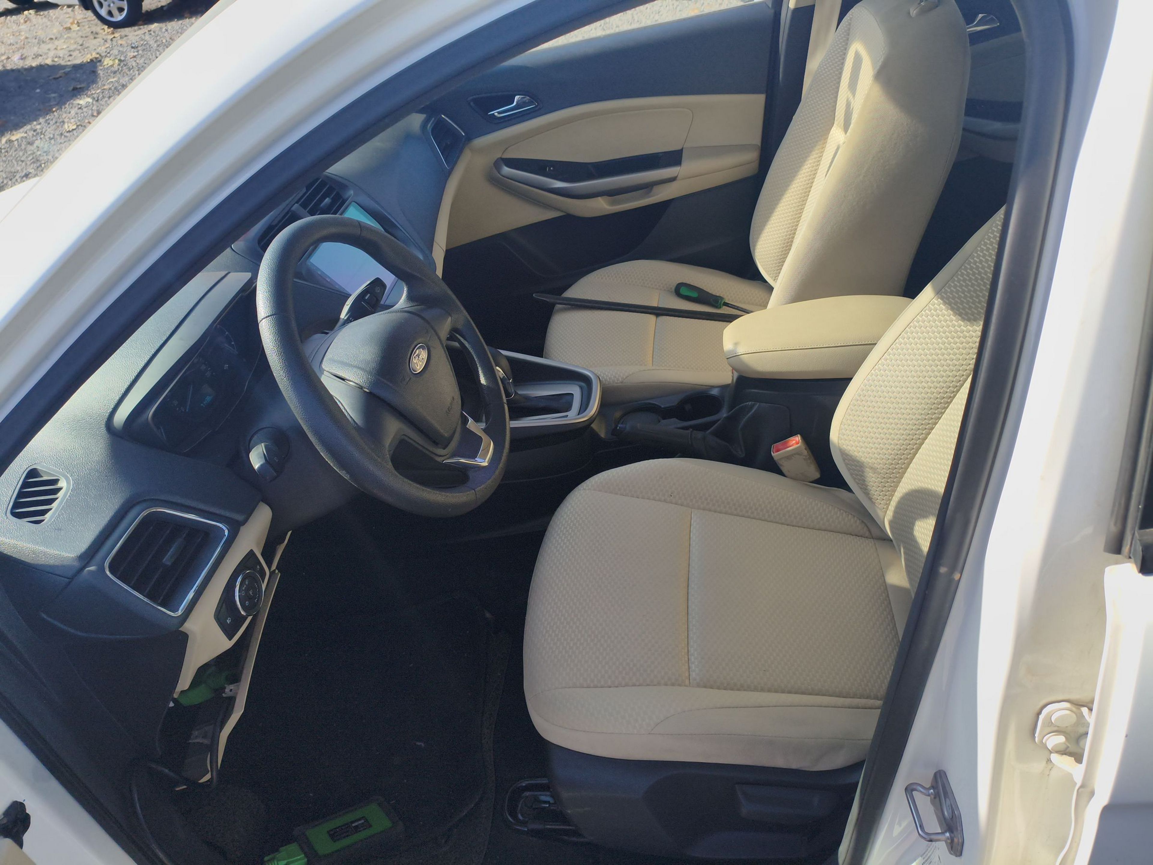 Переднее сиденье в автомобиле