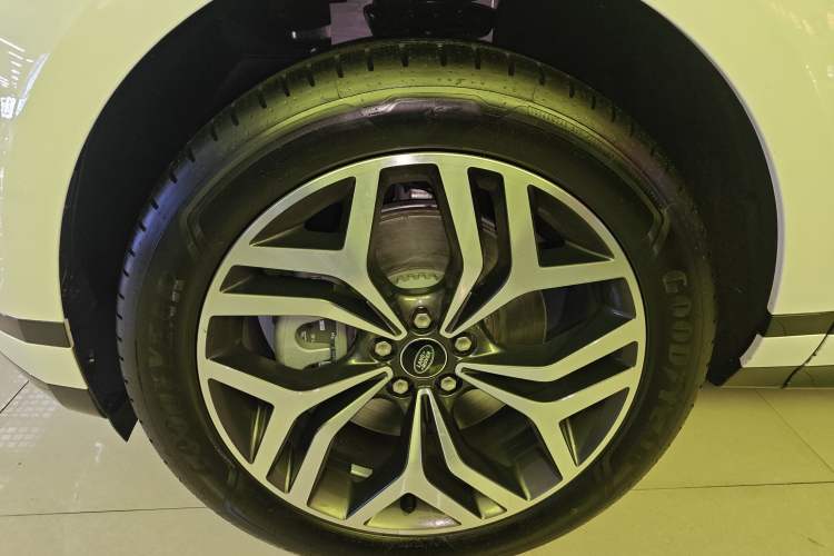 Used Land Rover Range Rover Evoque 2024 Aurora L 249 PS Prestige Light-Chasing Edition
