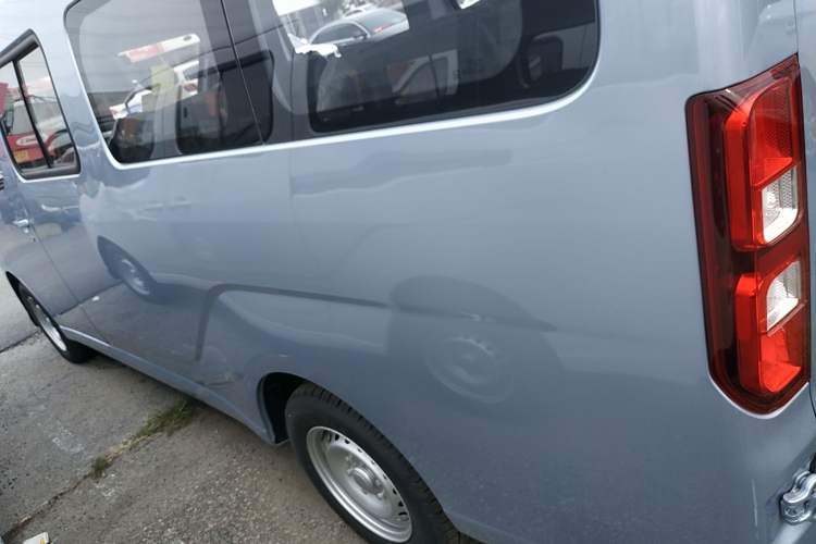 Used Wuling Yangguang 2024 300KM Comfort Version Passenger Van 75kW
