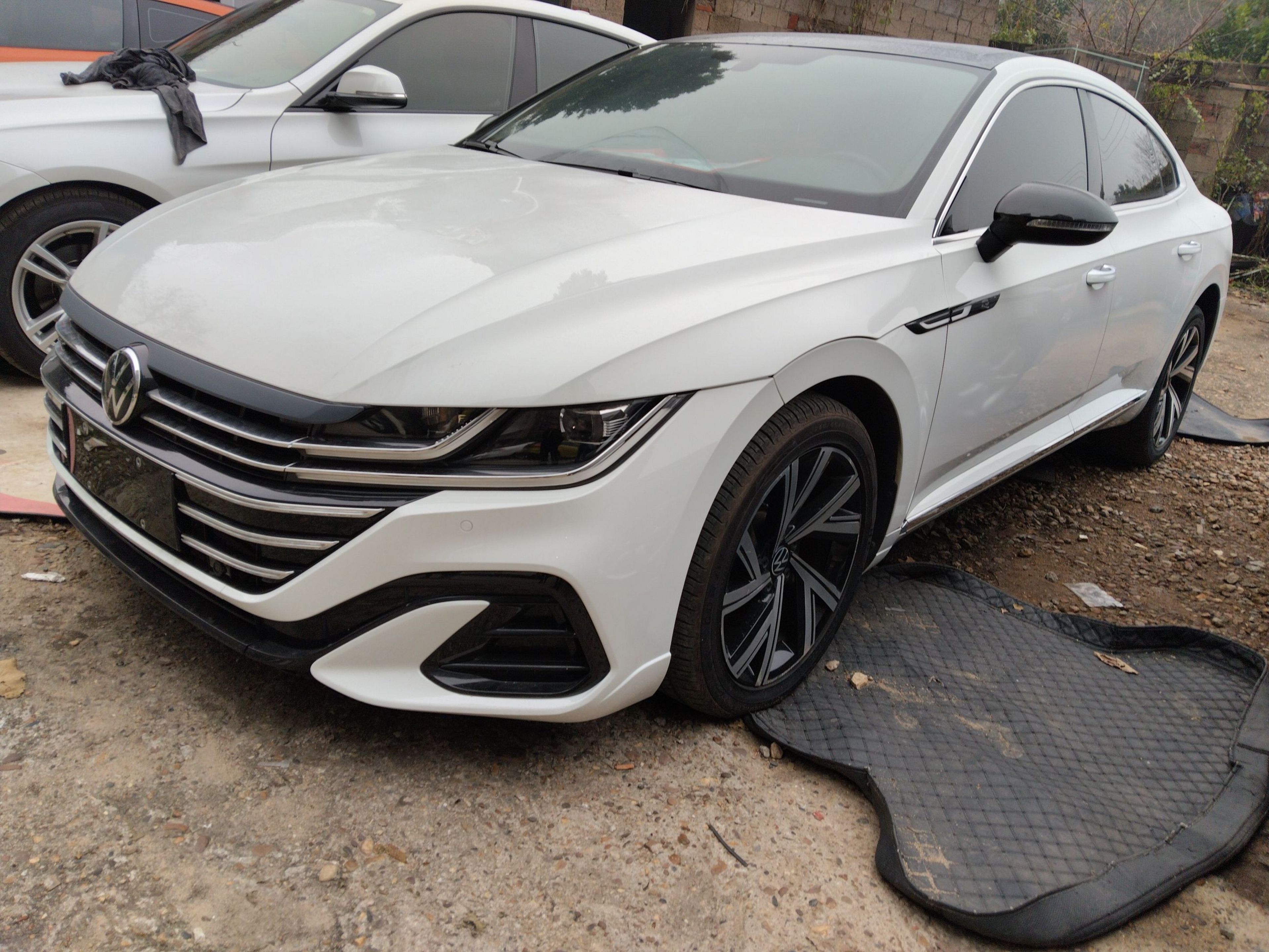 تحت مقدمة السيارة