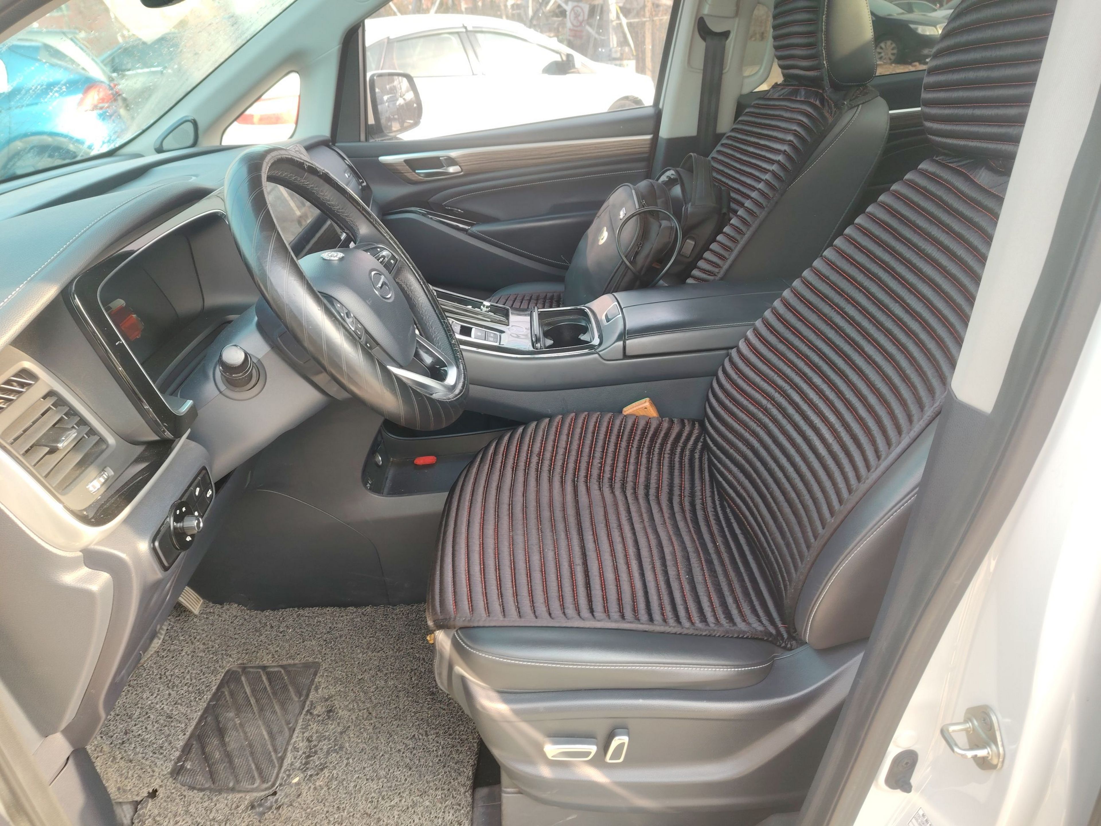 المقاعد الأمامية داخل السيارة