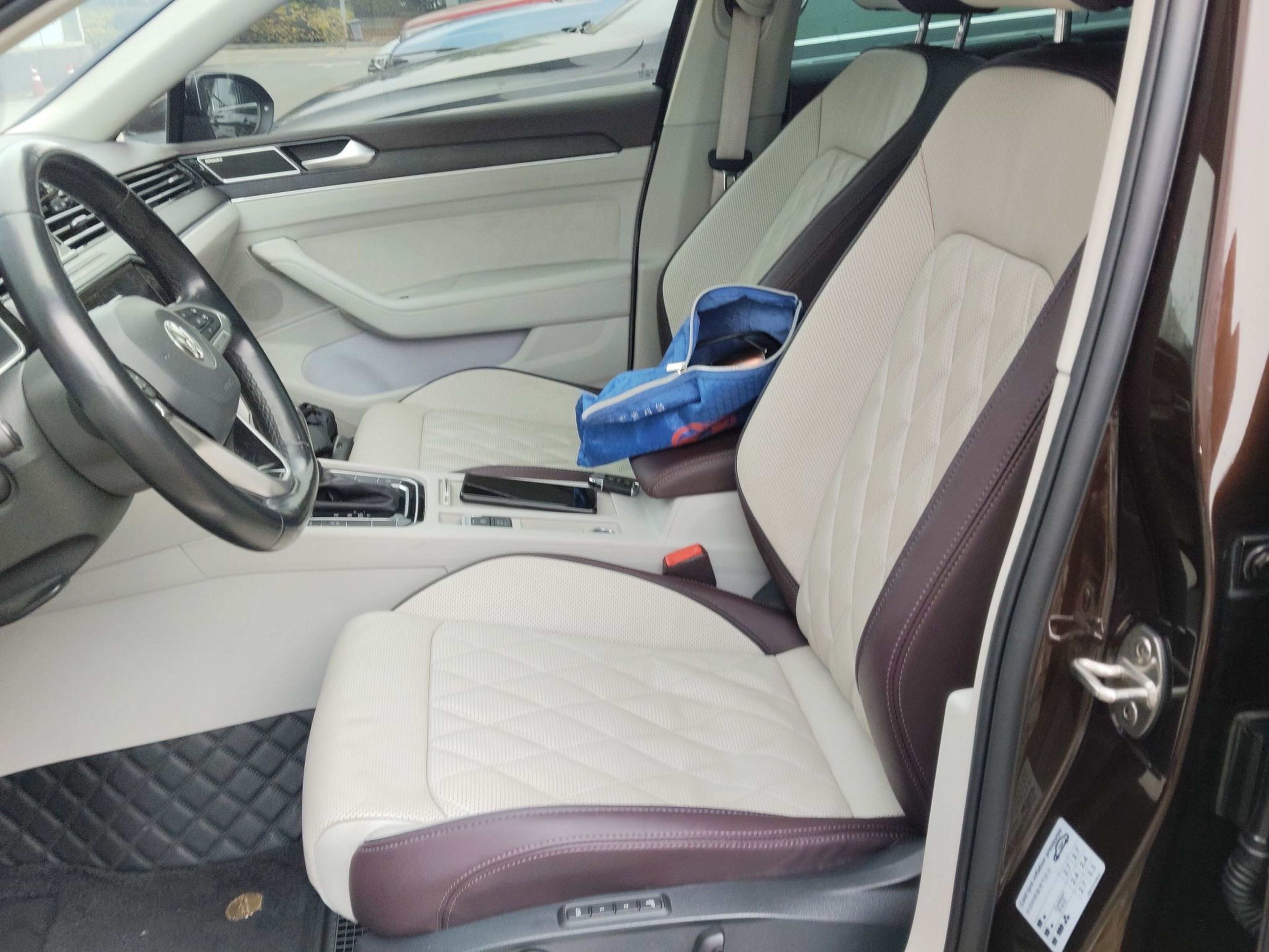 Переднее сиденье в автомобиле