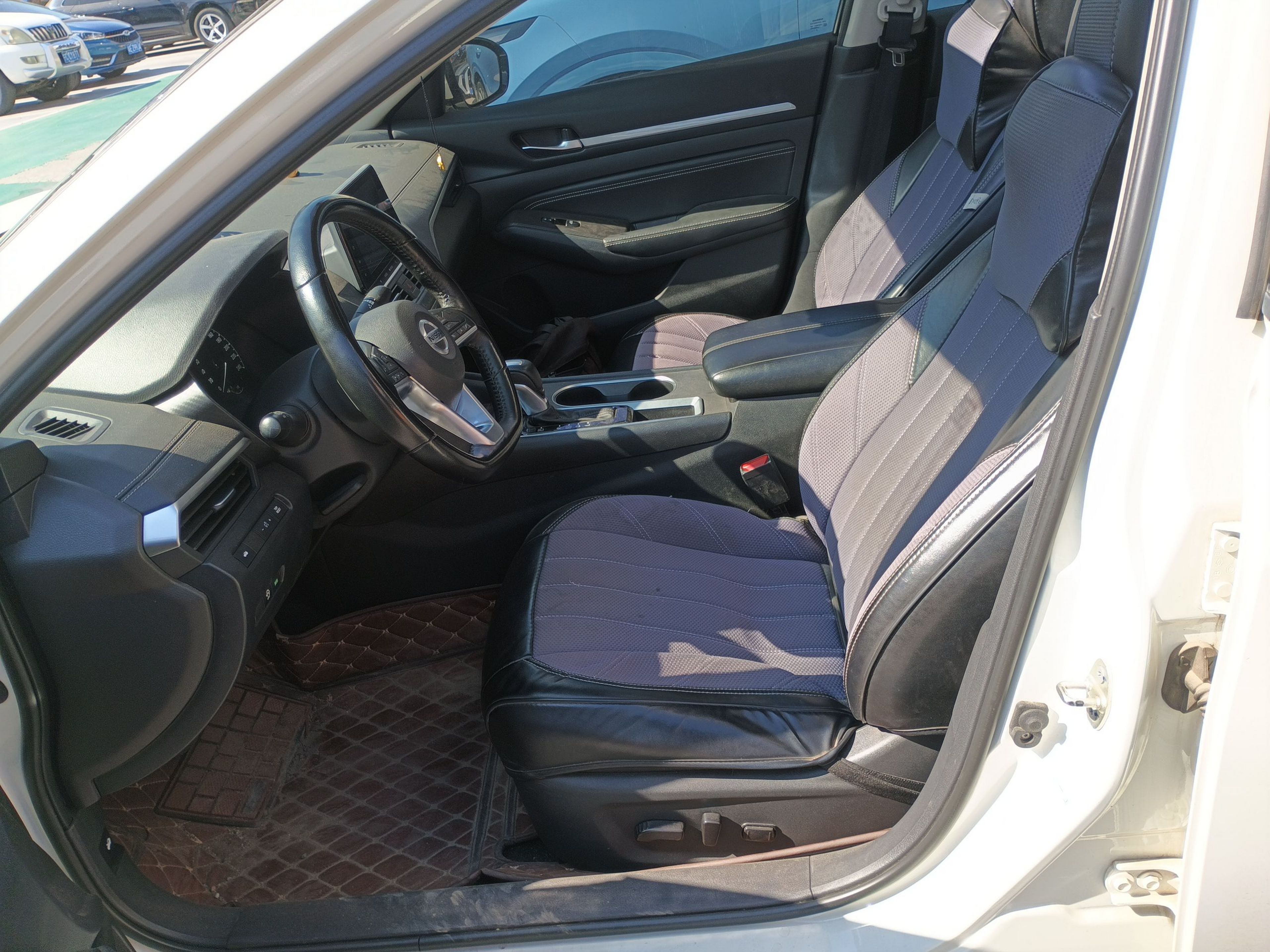 المقاعد الأمامية داخل السيارة